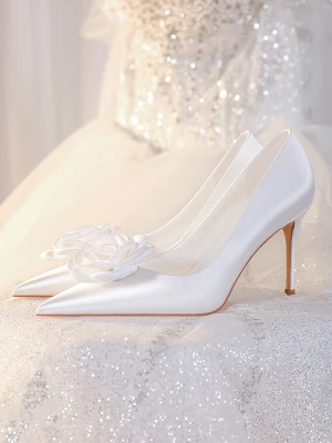 Elegant Elfenben Appliques Lær Satin Brudesko 2024 Ankelstropp 8 Cm Stiletthæler Spisse Bryllup Pumps Høyhælte