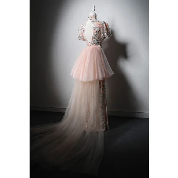 Vintage / Originale Style Chinois Rougissant Rose Perlage Paillettes Cheongsam Robe De Soirée 2024 Trompette / Sirène Col Haut Manches Courtes Dos Nu Train De Balayage Fendue devant Robe De Ceremonie