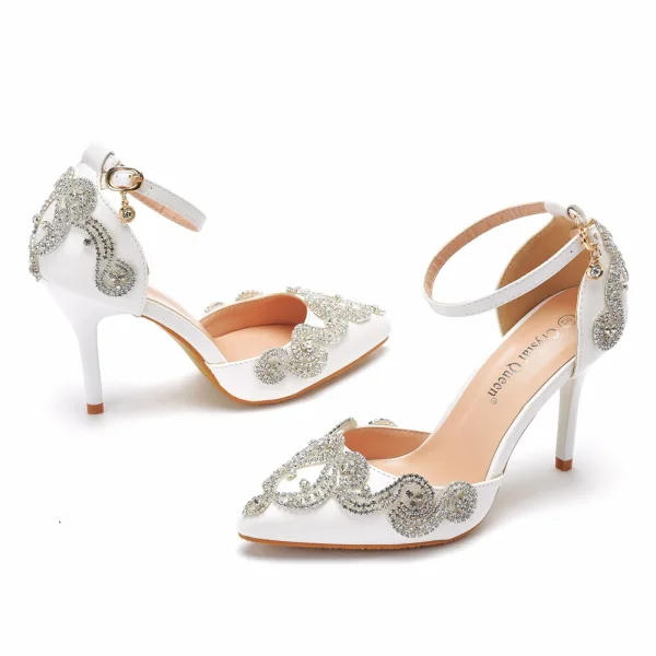 Chic / Belle Blanche Faux Diamant Bride Cheville Chaussure De Mariée 2023 9 cm Talons Aiguilles À Bout Pointu Mariage Talons Hauts