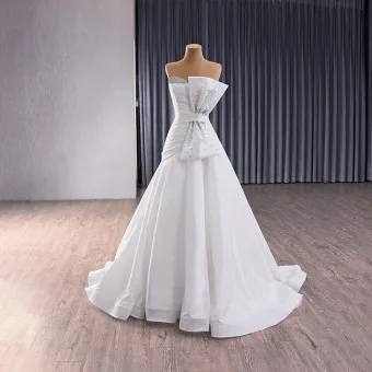 Élégant Blanche Faux Diamant Satin Robe De Mariée 2025 Robe Boule Bustier Sans Manches Noeud Dos Nu Train De Balayage