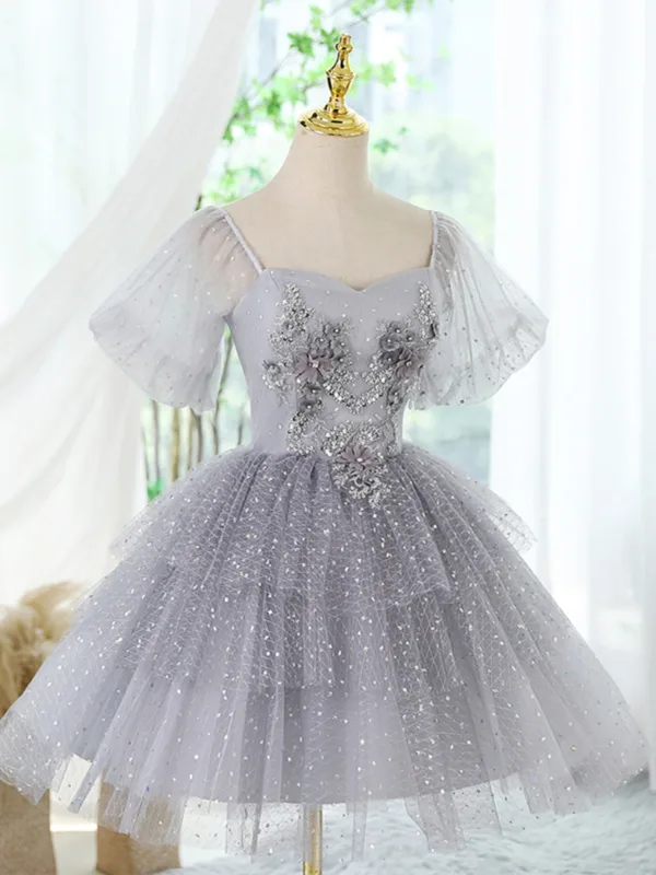 Charmant Gris Perlage Paillettes Appliques Anniversaire Robe De Fête 2024 Robe Boule Encolure Carrée Manches Courtes Dos Nu Courte Robe De Ceremonie