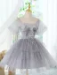 Charmant Gris Perlage Paillettes Appliques Anniversaire Robe De Fête 2024 Robe Boule Encolure Carrée Manches Courtes Dos Nu Courte Robe De Ceremonie