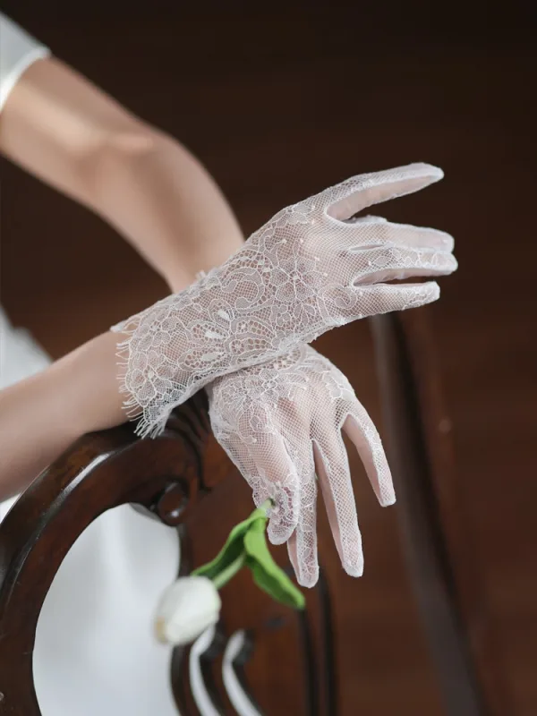 Vintage / Retro Modest / Simple White Lace Flower Wedding Bridal Gloves 2025