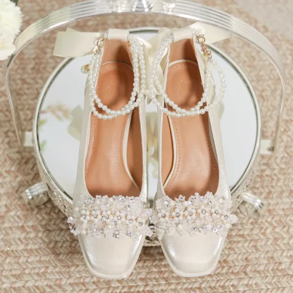 Vintage / Originale Beige Perle Bride Cheville Faux Diamant Satin Chaussure De Mariée 2024 5 cm Talons Épais Pied Carré Mariage Escarpins Talons Hauts