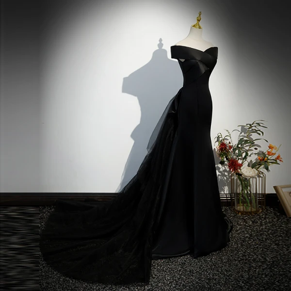 Chic / Belle Noire Satin Robe De Soirée 2023 Trompette / Sirène De l'épaule Manches Courtes Dos Nu Noeud Train De Balayage Soirée Robe De Ceremonie