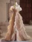 Glitzernden Charmant Gold Perlenstickerei Pailletten Gespaltete Front Fallende Rüsche Ballkleider 2024 Meerjungfrau Off Shoulder Kurze Ärmel Rückenfreies Sweep / Pinsel Zug Ball