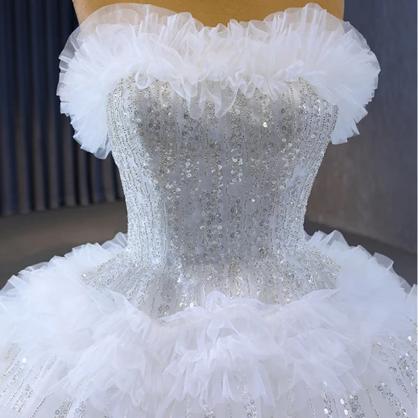 Luxus / Herrlich Weiß Perlenstickerei Pailletten Fallende Rüsche Brautkleider / Hochzeitskleider 2023 Ballkleid Bandeau Ärmellos Rückenfreies Sweep / Pinsel Zug Hochzeit