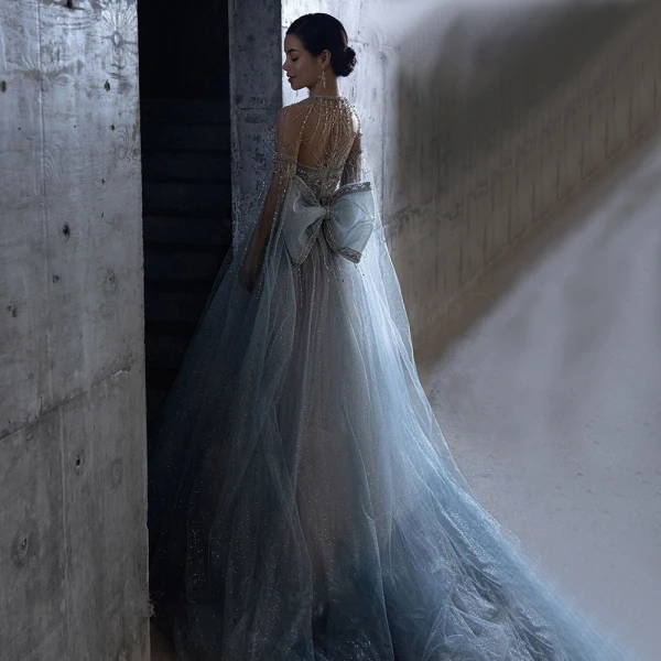 Haut de Gamme Bleu Ciel Fait main Perlage Paillettes Robe De Soirée 2023 Princesse Encolure Dégagée Manches Longues Noeud Soirée Train De Balayage Robe De Ceremonie