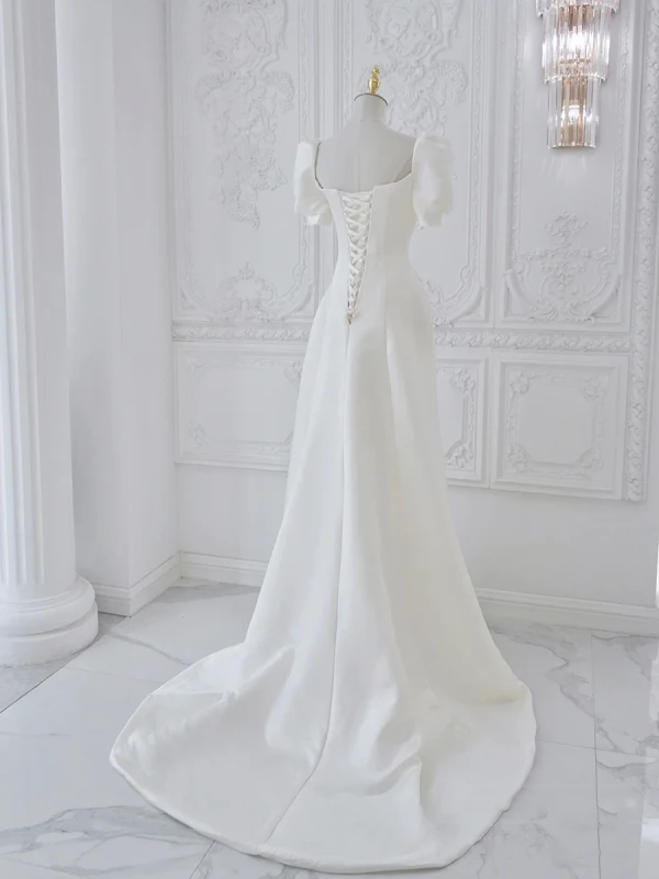 Élégant Blanche Satin Robe De Bal 2023 Princesse Encolure Carrée Gonflée Manches Courtes Dos Nu Train De Balayage Promo Robe De Ceremonie
