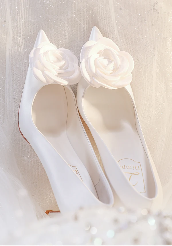 Elegante Ivory / Creme Applikationen Leder Satin Brautschuhe 2024 Knöchelriemen 8 cm Stilettos Spitzschuh Hochzeit Pumps Hochhackige