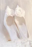 Elegante Ivory / Creme Applikationen Leder Satin Brautschuhe 2024 Knöchelriemen 8 cm Stilettos Spitzschuh Hochzeit Pumps Hochhackige
