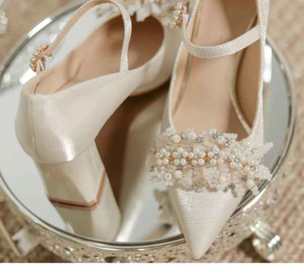 Elegant Beige Satin Pearl Rhinestone Wedding Shoes 2024 7 cm Thick Heels Pointed Toe Wedding Pumps High Heels