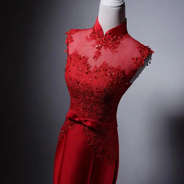 Style Chinois Rouge En Dentelle Fleur Faux Diamant Robe De Soirée 2025 Trompette / Sirène Col Haut Sans Manches Noeud Ceinture Train De Balayage Soirée Robe De Ceremonie