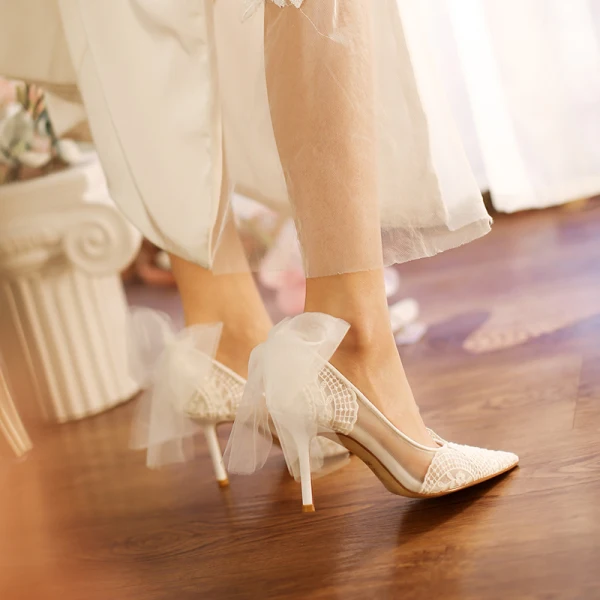 Elegant White Lace Flower Bow Wedding Shoes 2023 Leather 8 cm Stiletto Heels Pointed Toe Wedding Pumps High Heels