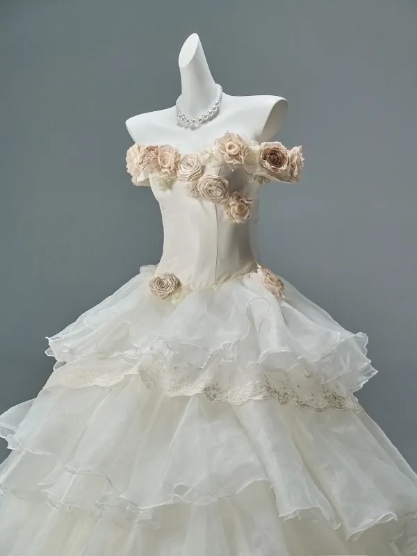 Luxe Blanche Appliques Volants en Cascade Robe De Bal 2026 Robe Boule De l'épaule Manches Courtes Dos Nu Train De Balayage Robe De Ceremonie