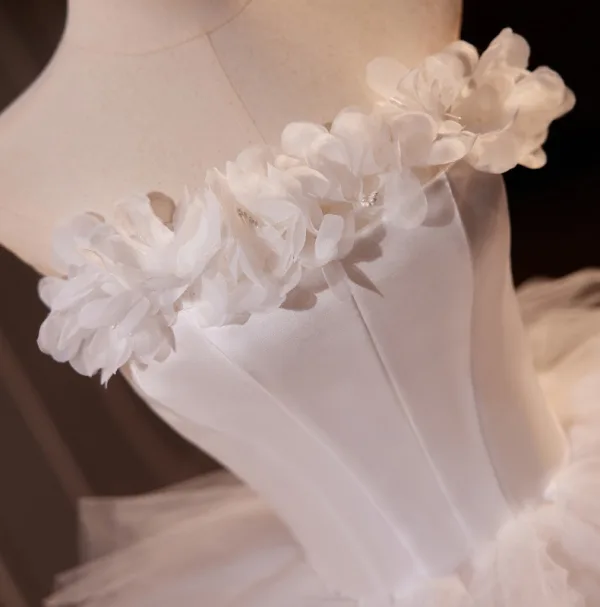 Leichtes Weiß Applikationen Fallende Rüsche Brautkleider / Hochzeitskleider 2024 Ballkleid Bandeau Ärmellos Rückenfreies Lange Hochzeit
