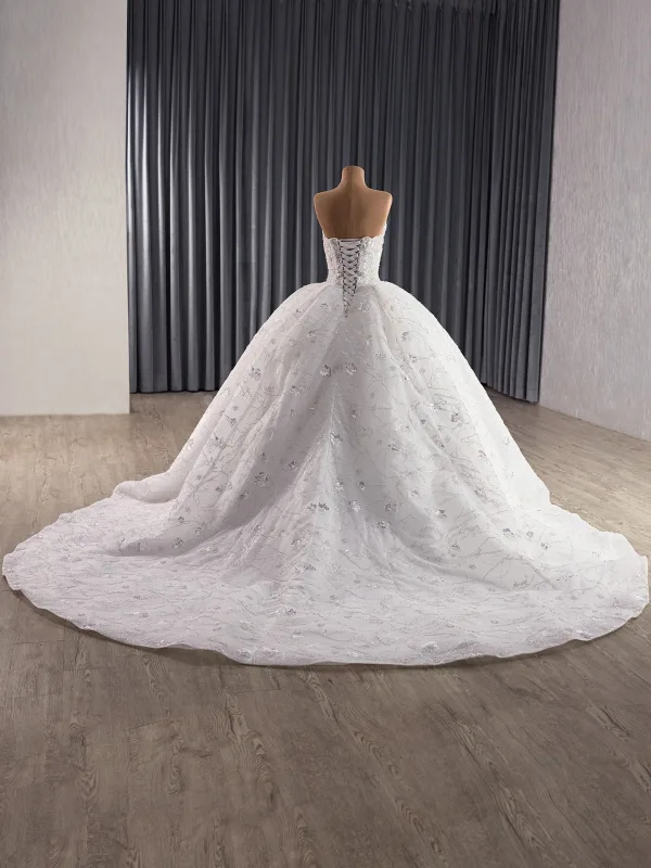 High End Weiß Handgefertigt Perlenstickerei Perle Pailletten Quinceañera Brautkleider / Hochzeitskleider 2025 Ballkleid Bandeau Ärmellos Rückenfreies Kapelle-Schleppe Tülle