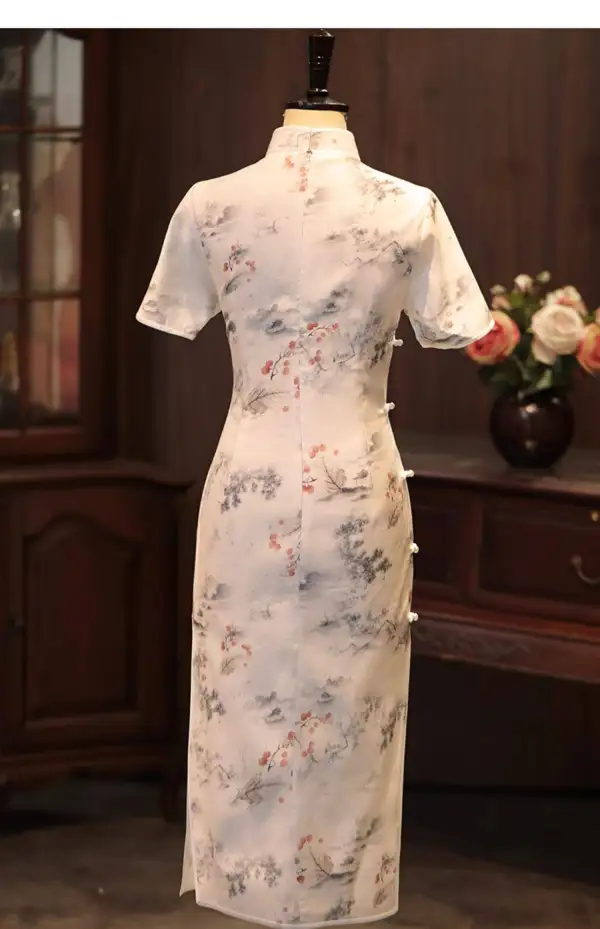 Chinesischer Stil Weiß Drucken Gespaltete Front Wadenlang Cheongsam 2026 Meerjungfrau Stehkragen Kurze Ärmel