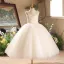 Elegante Weiß Perle Hochzeit Blumenmädchenkleider 2026 Ballkleid Spaghettiträger Ärmellos Rückenfreies Wadenlang