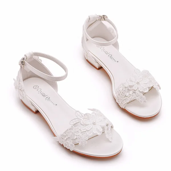 Chic / Belle Blanche En Dentelle Fleur Chaussure De Mariée 2023 Bride Cheville Talon Bas Peep Toes / Bout Ouvert Mariage Sandales Talons Hauts