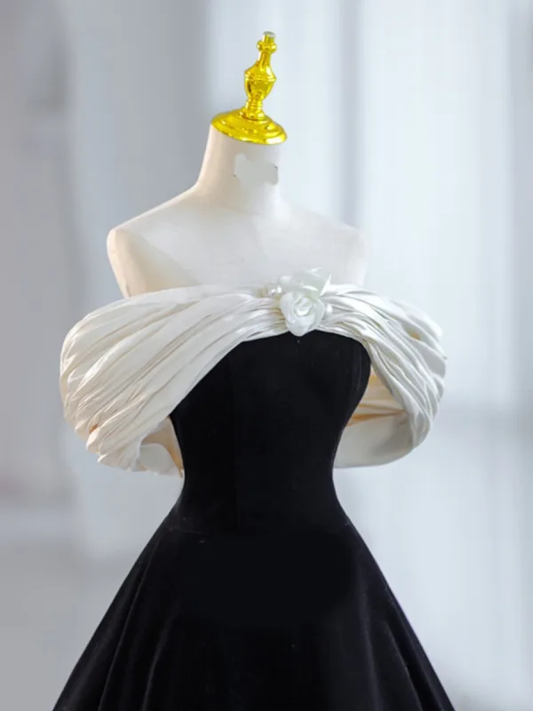 Elegant Black Velvet Homecoming Graduation Dresses 2023 A-Line / Princess Off-The-Shoulder Pearl Appliques Short Sleeve Backless Tea-length Formal Dresses