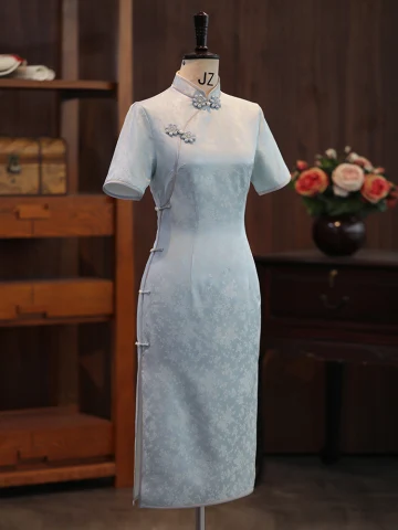 Style Chinois Bleu Ciel Soie Impression Soirée Cheongsam 2024 Trompette Sirène Col Haut Manches Courtes Thé Longueur