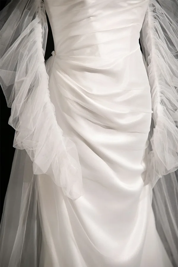 Schlicht Satin Weiß Meerjungfrau Brautkleider / Hochzeitskleider 2024 Bandeau Ärmellos Rückenfreies Sweep / Pinsel Zug Hochzeit