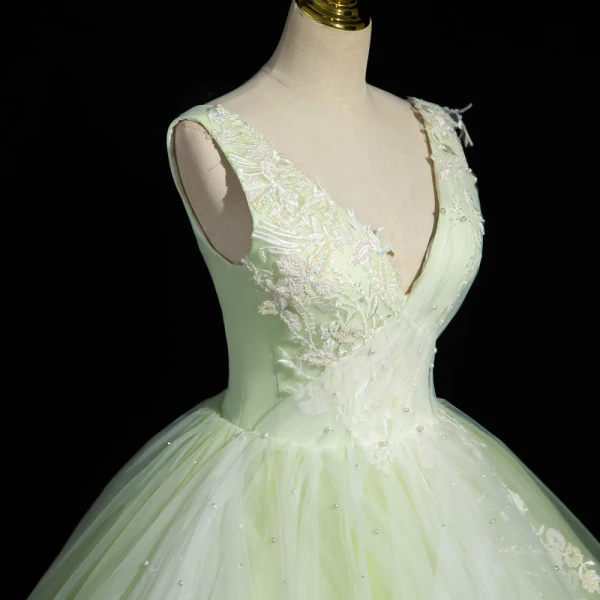 Élégant Vert Cendré Perle En Dentelle Fleur Volants en Cascade Robe De Bal 2023 Robe Boule V-Cou Sans Manches Dos Nu Longue Robe De Ceremonie
