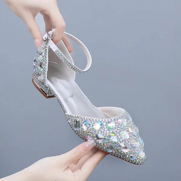 Bling Bling Champagne Rhinestone Platt Brudskor 2024 Ankelband Spetsiga Bröllop Sandaler