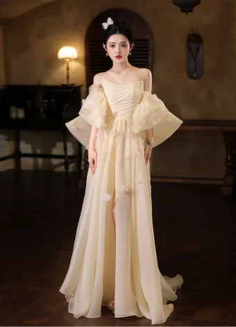 Chic Belle Champagne Fendue Devant Robe De Bal 2025 Princesse De L Épaule Manches Courtes Dos Nu Train De Balayage Robe De Ceremonie