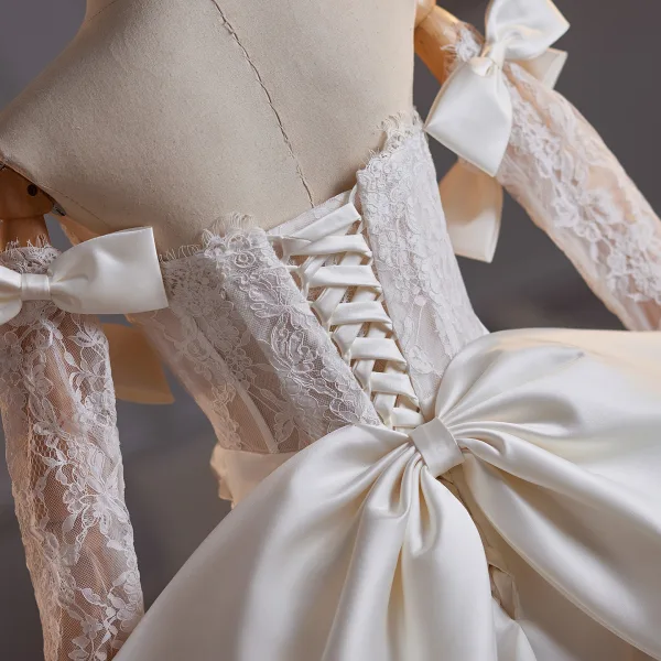 Elegante Ivory / Creme Spitze Blumen Satin Brautkleider / Hochzeitskleider 2025 Meerjungfrau Bandeau 3/4 Ärmel Rückenfreies Schleife Sweep / Pinsel Zug