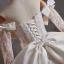 Elegante Ivory / Creme Spitze Blumen Satin Brautkleider / Hochzeitskleider 2025 Meerjungfrau Bandeau 3/4 Ärmel Rückenfreies Schleife Sweep / Pinsel Zug