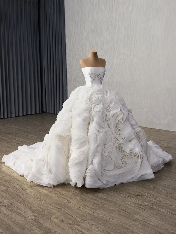 High-end Luxury / Gorgeous White Beading Pearl Rhinestone Ruffle Flower Wedding Dresses 2025 Ball Gown Strapless Sleeveless Backless Chapel Train