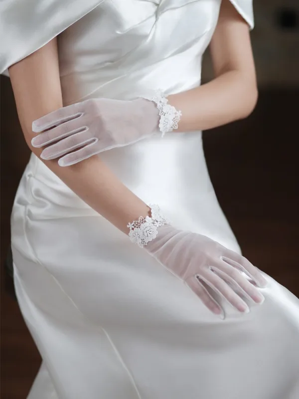 Vintage / Retro White Lace Flower Bridal Gloves Wedding 2025