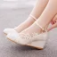 Élégant Blanche Mariage En Dentelle Fleur Chaussure De Mariée 2023 Bride Cheville 5 cm Compensées À Bout Rond Chaussure De Mariée