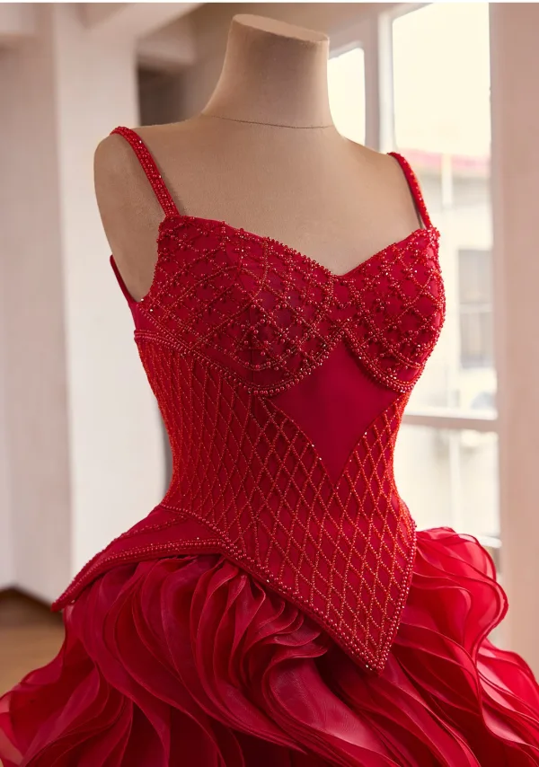 Mode Burgunderrot Perlenstickerei Fallende Rüsche Ballkleider 2026 Ballkleid Spaghettiträger Ärmellos Rückenfreies Sweep / Pinsel Zug Festliche Kleider