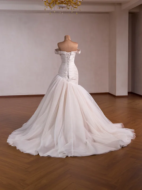 Klassisch High End Beige Blumen Satin Brautkleider / Hochzeitskleider 2026 Meerjungfrau Off Shoulder Ärmellos Rückenfreies Sweep / Pinsel Zug