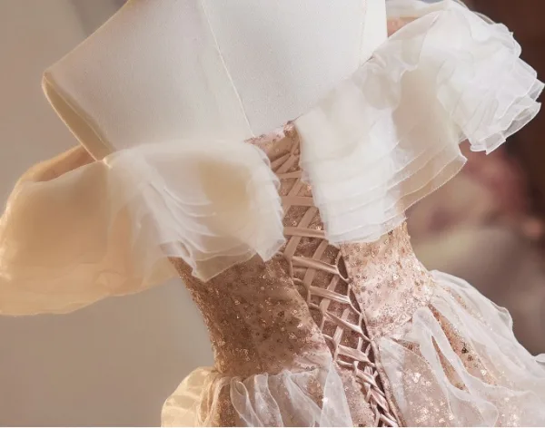 Glitzernden Charmant Gold Perlenstickerei Pailletten Gespaltete Front Fallende Rüsche Ballkleider 2024 Meerjungfrau Off Shoulder Kurze Ärmel Rückenfreies Sweep / Pinsel Zug Ball