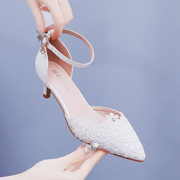 Simple Blanche En Dentelle Fleur Chaussure De Mariée 2024 Bride Cheville 5 cm Talons Aiguilles À Bout Pointu Mariage Talons Hauts