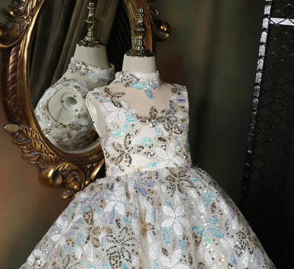 Sexy Weiß Perlenstickerei Pailletten Kurze Geburtstag Blumenmädchenkleider 2024 Ballkleid Stehkragen Ärmellos Rückenfreies
