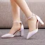 Schlicht Weiß Satin Ball Sandalen Damen 2024 Knöchelriemen 7 cm Thick Heels Spitzschuh Sandaletten Hochhackige