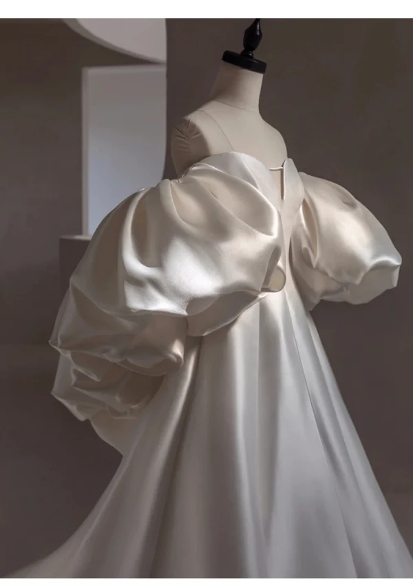 Audrey Hepburn Style White Satin Wedding Dresses 2024 Ball Gown Strapless Puffy Short Sleeve Backless Sweep Train Wedding