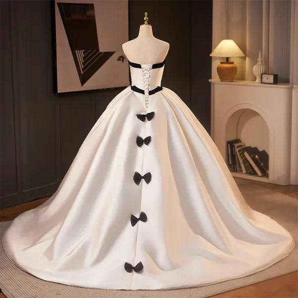 Elegante Weiß Satin Schleife Brautkleider / Hochzeitskleider 2025 Ballkleid Bandeau Ärmellos Rückenfreies Sweep / Pinsel Zug Hochzeit