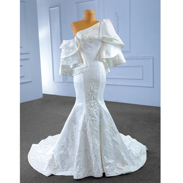 High End Elegante Weiß Satin Perlenstickerei Pailletten Brautkleider / Hochzeitskleider 2023 Meerjungfrau Fallende Rüsche One-Shoulder Kurze Ärmel Rückenfreies Hof-Schleppe Hochzeit