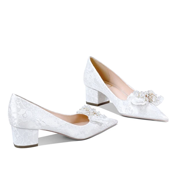 Elegante Weiß Perlenstickerei Spitze Brautschuhe 2024 4 cm Thick Heels Low Heel Spitzschuh Hochzeit Pumps Hochhackige