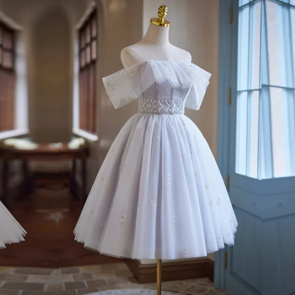 Simple Blanche Perlage Paillettes de retour Robe De Graduation 2024 De l'épaule Manches Courtes Dos Nu Courte Robe De Ceremonie