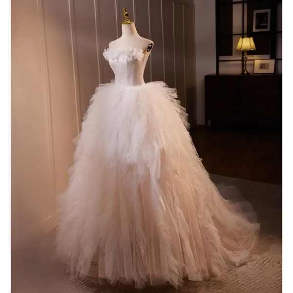 Leichtes Weiß Applikationen Fallende Rüsche Brautkleider / Hochzeitskleider 2024 Ballkleid Bandeau Ärmellos Rückenfreies Lange Hochzeit