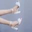 Schöne Weiß Applikationen Knöchelriemen Brautschuhe 2024 7 cm Thick Heels Peeptoes Hochzeit Sandaletten Hochhackige