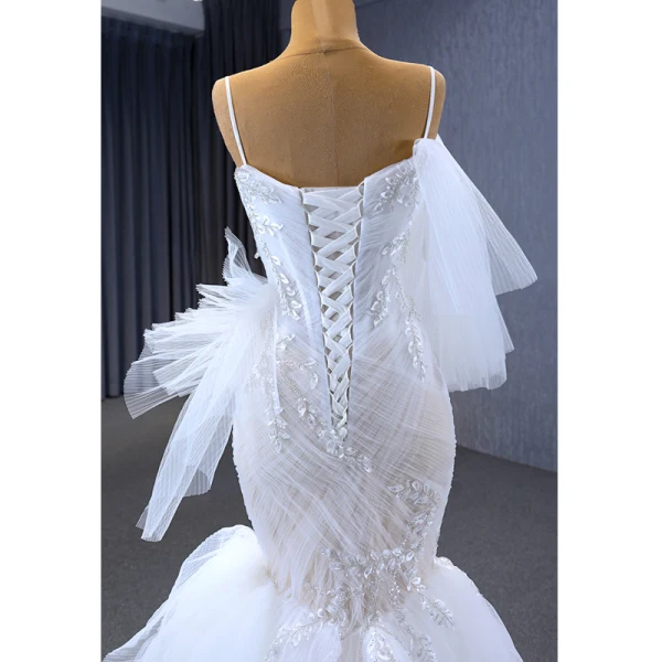High End Charmant Weiß Perlenstickerei Pailletten Plissee Brautkleider / Hochzeitskleider 2023 Ballkleid Spaghettiträger Ärmellos Rückenfreies Hof-Schleppe Hochzeit