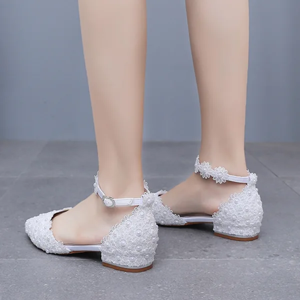 Elegant White Pearl Lace Flower Flat Wedding Shoes 2024 Ankle Strap Pointed Toe Wedding Sandals